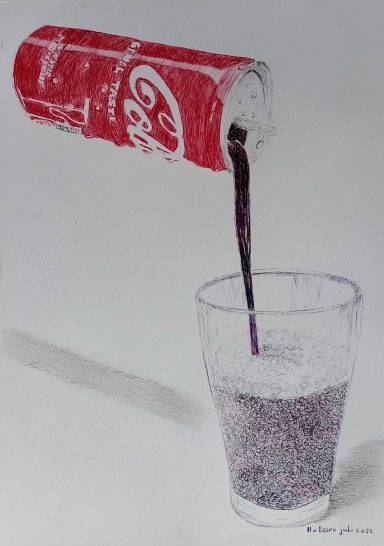 Een blikje Coca-Cola giet bruisende drank in een glas.