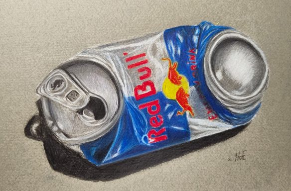 Ingedeukt Platgedrukte blikjes Red Bull met zichtbaar logo en gescheurde bovenkant.