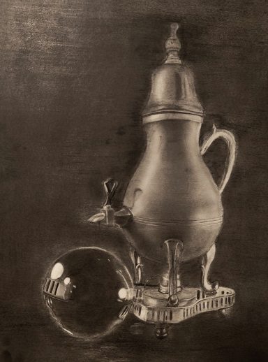 Zilveren theepot met een glazen bol ernaast, afgebeeld op een donkere achtergrond.