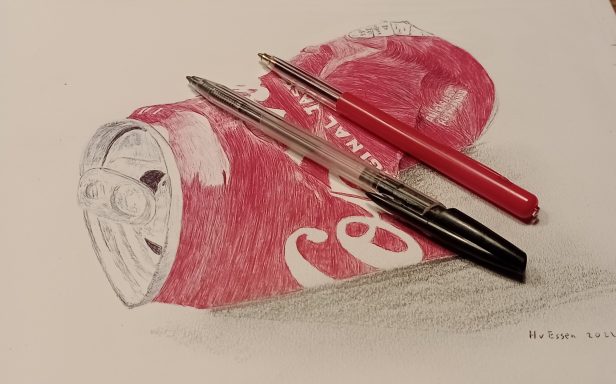Tekeningen van een Coca-Cola blikje met zwarte en rode pennen ernaast.