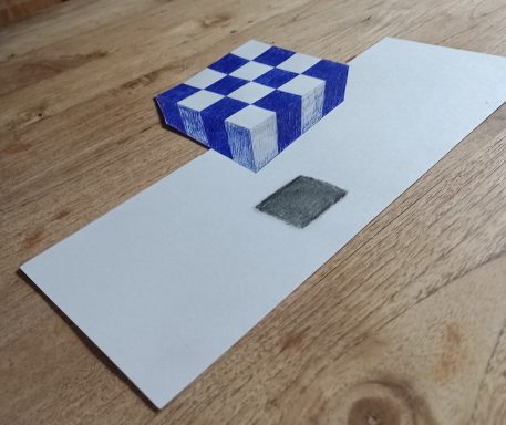 Een 3D-tekening van een blauw-wit gestreepte doos bovenop een witte ondergrond.